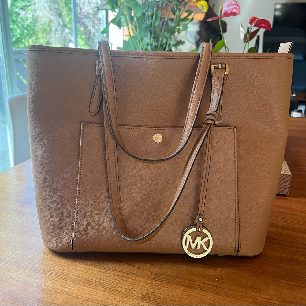 Michael Kors Jet Set Acorn/Brown Leather Tote Sophisticated Design